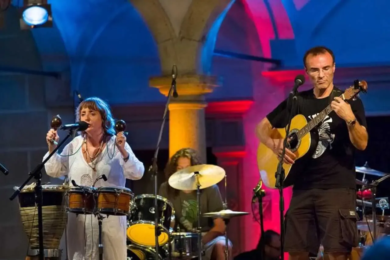 Bára Hrzánová s kapelou Condurango