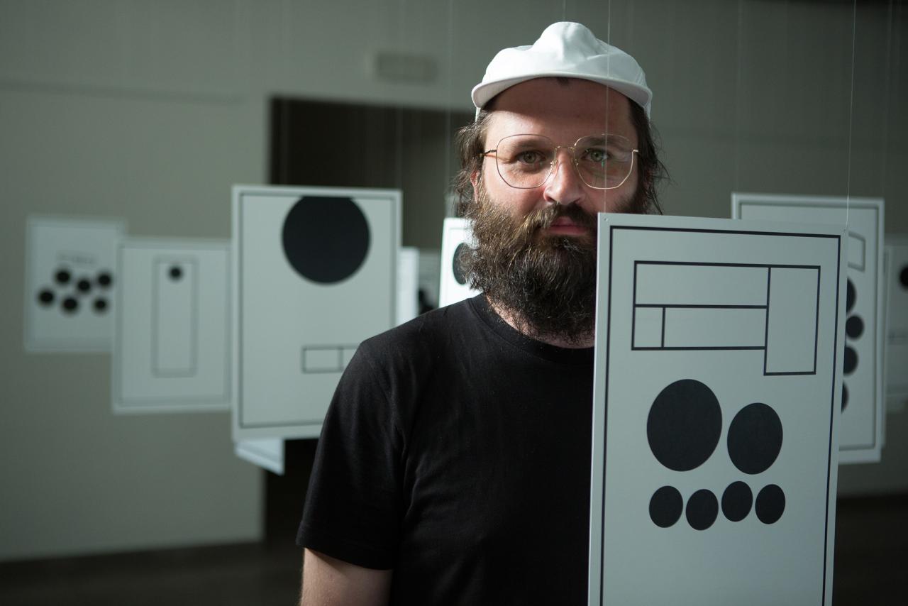 Když koukám na plakát, držím se zábradlí