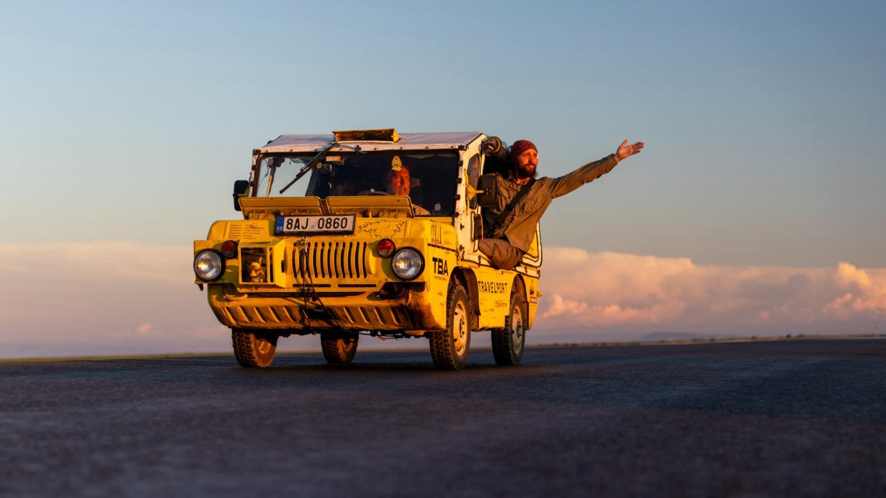 Žlutou žábou do země modrého nebe